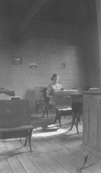 LANESBOROSCHOOLINTERIORCIRCA1916.jpg